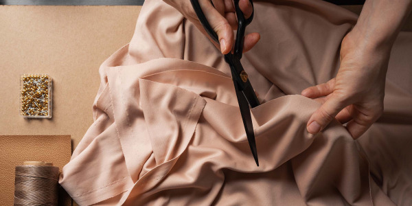 Silkesyning for begyndere: 10 tricks til at få din maskine til at elske dette stof