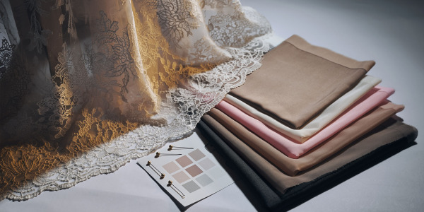 Det perfekte for til en blondekjole: Sådan vælger du farve og stof