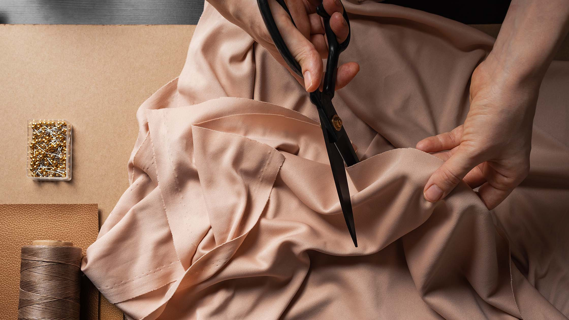 Silkesyning for begyndere: 10 tricks til at få din maskine til at elske dette stof